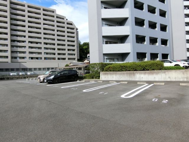 【広島市東区牛田新町のマンションの駐車場】