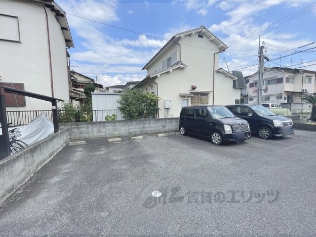 【橿原市西池尻町のアパートの駐車場】