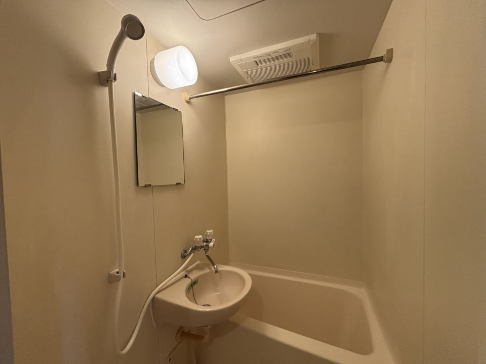 バス・シャワールーム　鏡・洗面台・浴室乾燥機アリ　充実の浴室☆