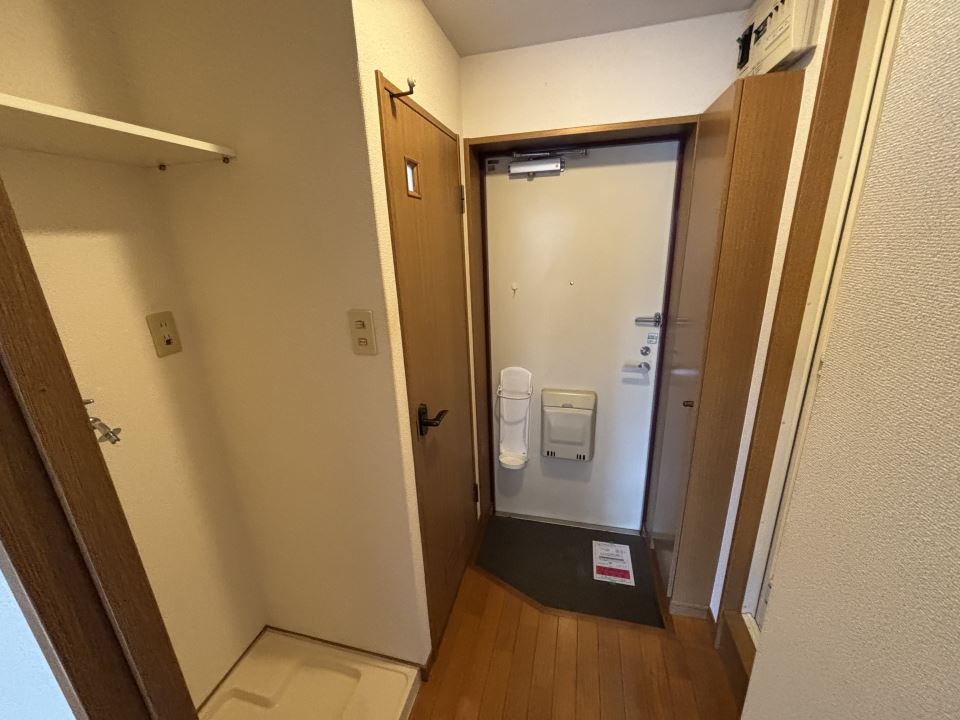 その他設備　室内洗濯機置場　棚には洗剤が置けます