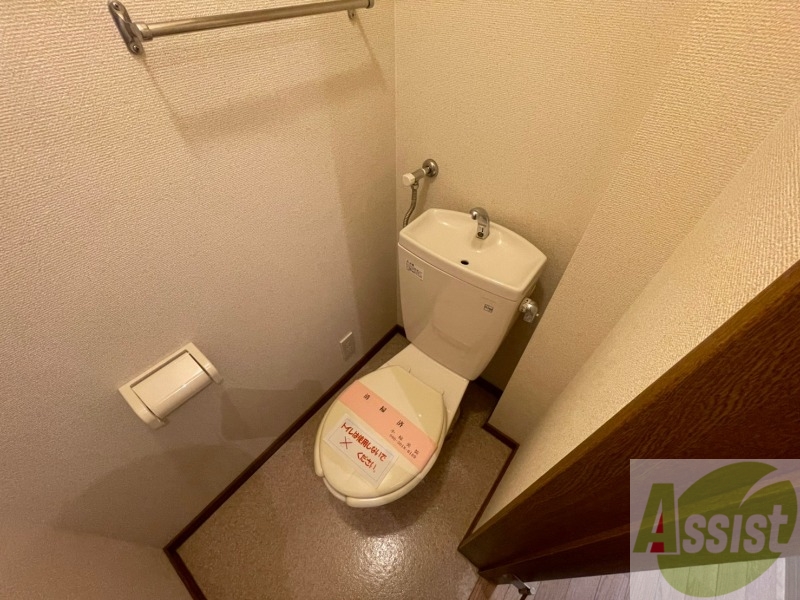 トイレ　こちらはトイレです。清潔感があり、安心して使用できます。