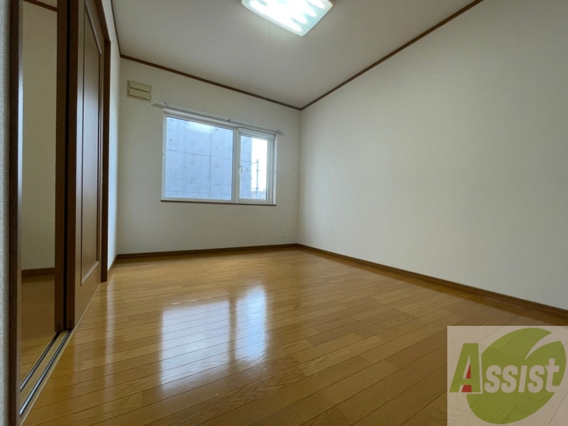 その他部屋・スペース　６帖の洋室です。広々として、きれいですね。