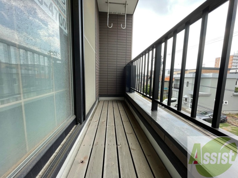 バルコニー　窓を開けると風通しも良く、気分も上がりそう！