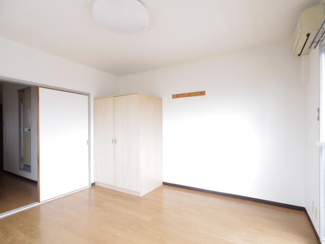 居室・リビング　こちらの居間で趣味の時間をお楽しみください