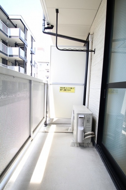 バルコニー　同物件、別号室のものです。