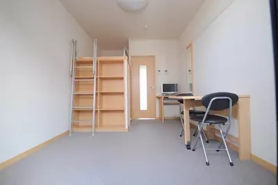 居室・リビング　同物件、別号室のものです。