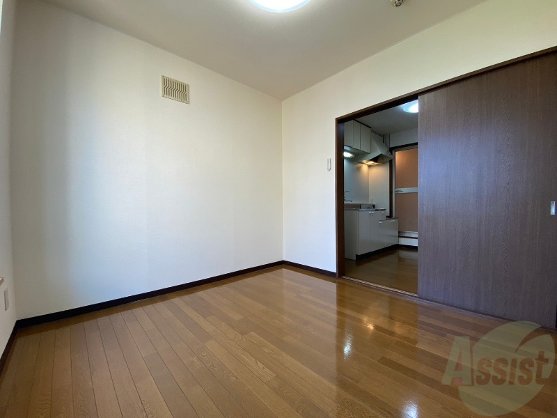 その他部屋・スペース　寝室はこちらです。光が差し込む、温かみのあるお部屋です。