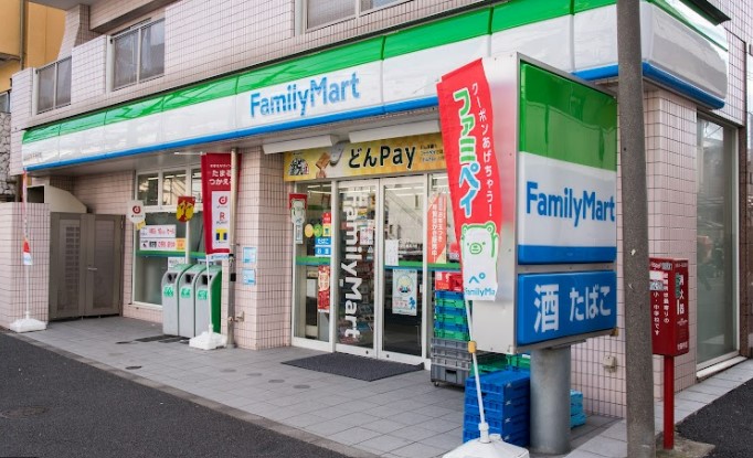 コンビニ　ファミリーマート 世田谷淡島通り店（コンビニ）まで558m