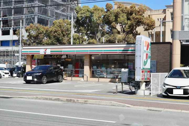 コンビニ　セブンイレブン 徳島本町２丁目店（コンビニ）まで750m