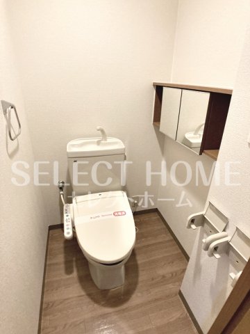 トイレ　落ち着いた色調のトイレです