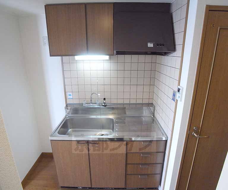 キッチン　落ち着いたウッド調のキッチンです