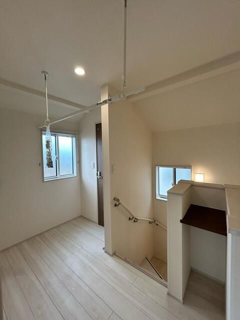 その他設備　室内物干し用金具付！日中の外出や雨の日のお洗濯に便利☆