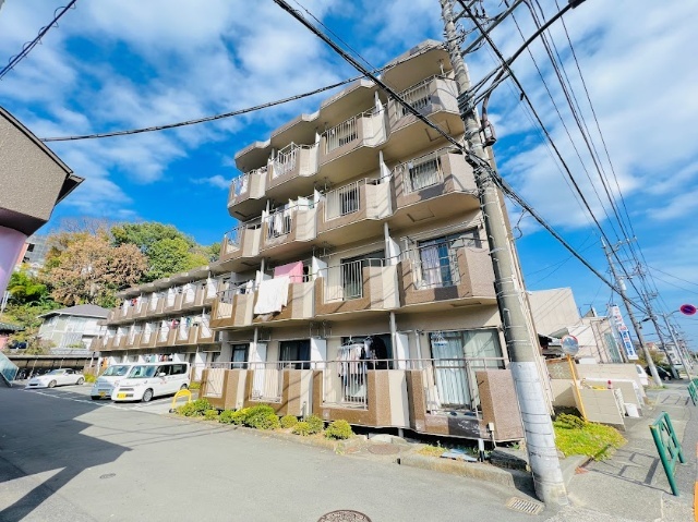 建物外観　豊かな緑に恵まれ、落ち着いた雰囲気で住み心地の良い環境です。