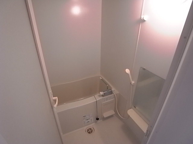 バス・シャワールーム　お風呂・トイレ別々のセパレートです