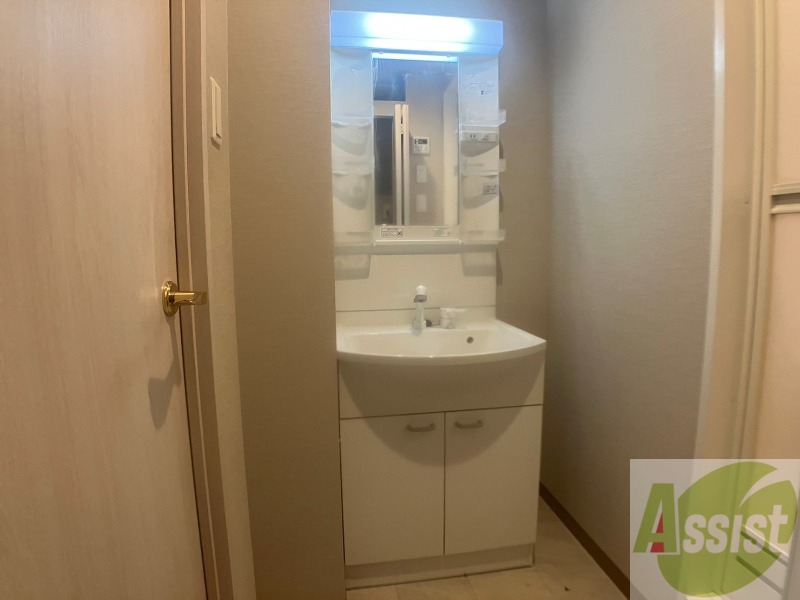 洗面設備　独立洗面台です。大きくてよいですね。シャンプーもできます！