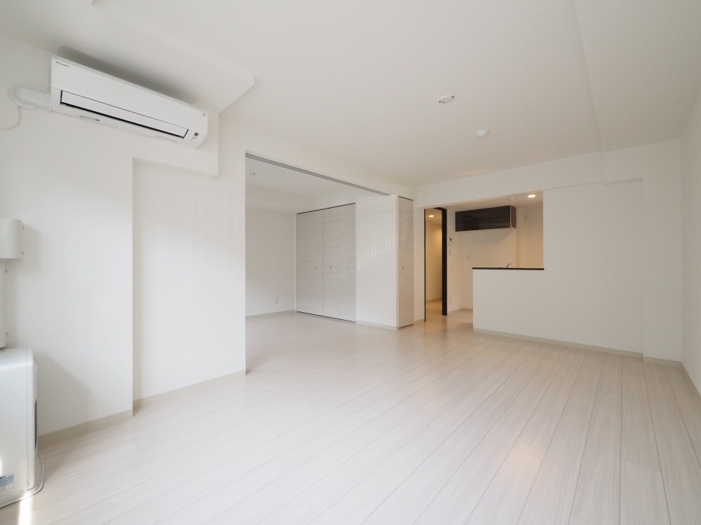 居室・リビング　☆白基調の明るい内装☆