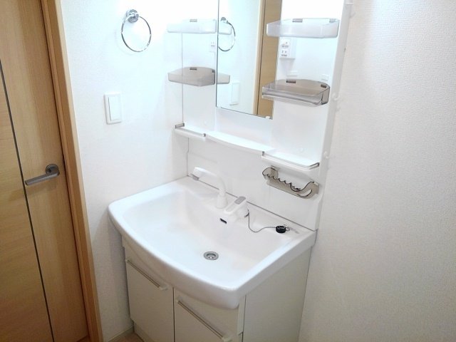 洗面設備　明るい洗面所です