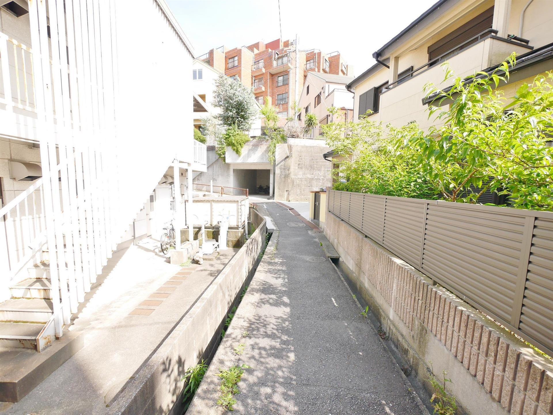 駐車場　建物前小道