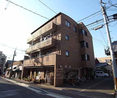 建物外観　鉄筋の４階建てです！