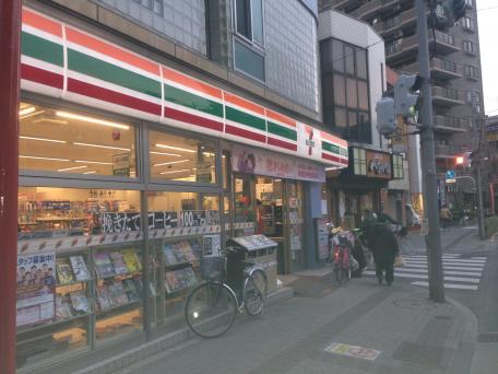 コンビニ　セブンイレブン荒川1丁目店（コンビニ）まで74m