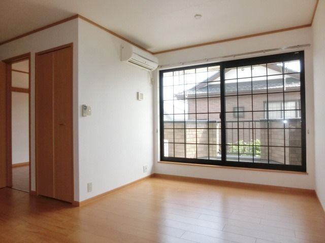 居室・リビング　明るいフローリングのリビングルーム。