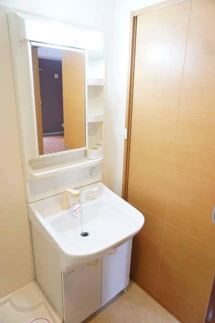 洗面設備　★洗面所には身支度に便利な洗面化粧台があります♪★