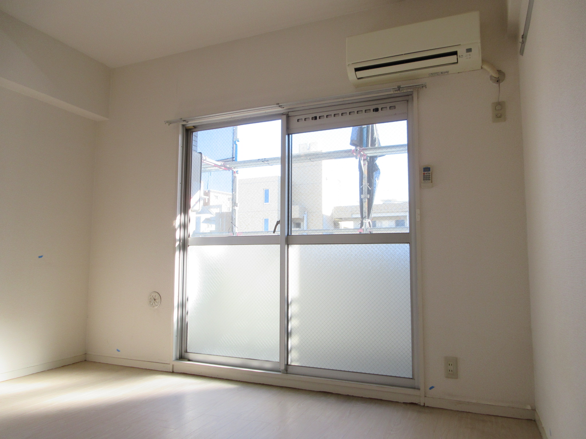 居室・リビング　※別のお部屋の写真です。現況を優先させていただきます。