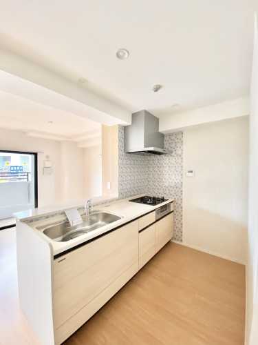 キッチン　弊社２ＬＤＫ施工事例※参考写真（色味や設備位置は異なります）