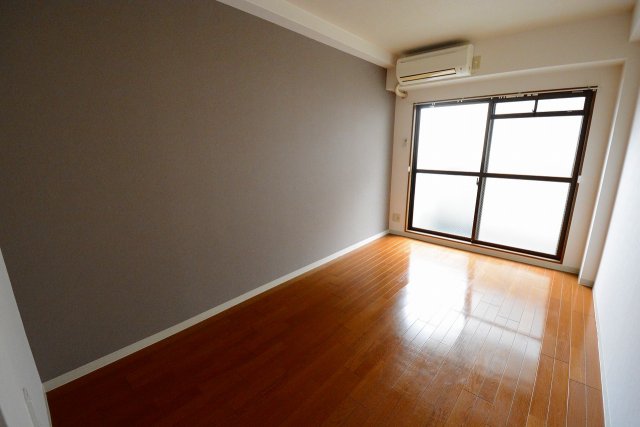 居室・リビング　エアコン付きで快適に過ごせます♪