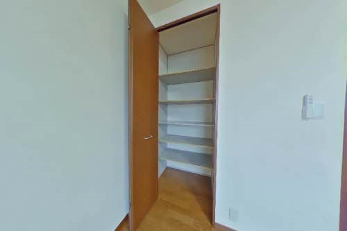 その他設備　棚付き！収納スペースです