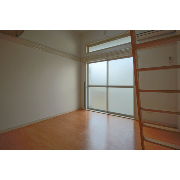 居室・リビング　同じ建物の別のお部屋