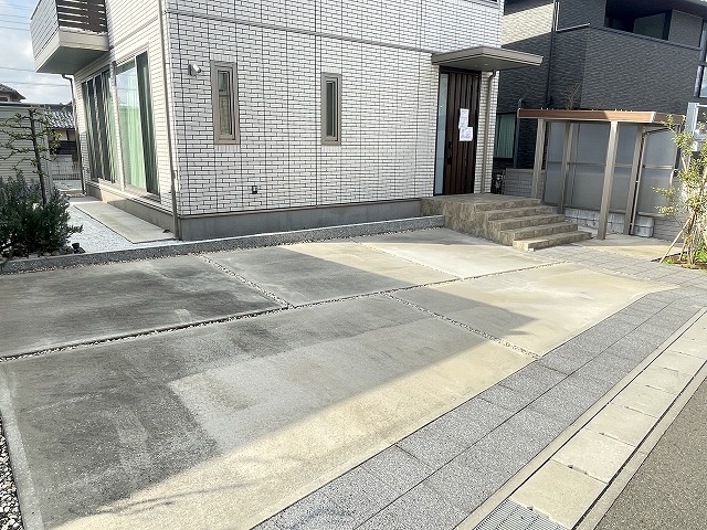 駐車場　平置3台駐車場、屋根付駐輪ポート