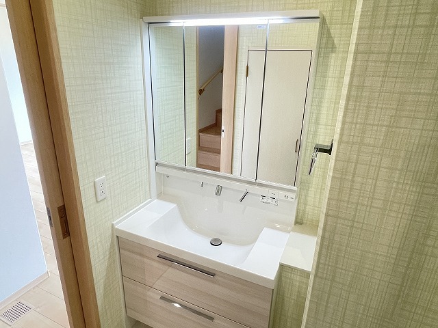 洗面設備　シャンプードレッサー　鏡裏収納有