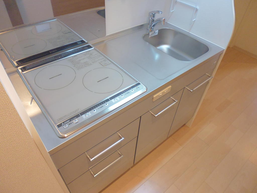 キッチン　2口ＩＨコンロ　冷蔵庫スペースもございます