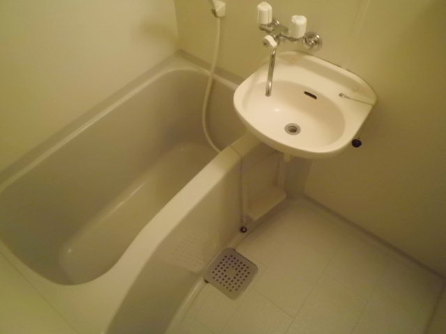 バス・シャワールーム　清潔感ある２点式ユニットバス