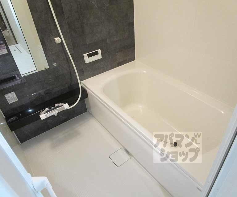 バス・シャワールーム　１０２号室の写真です。