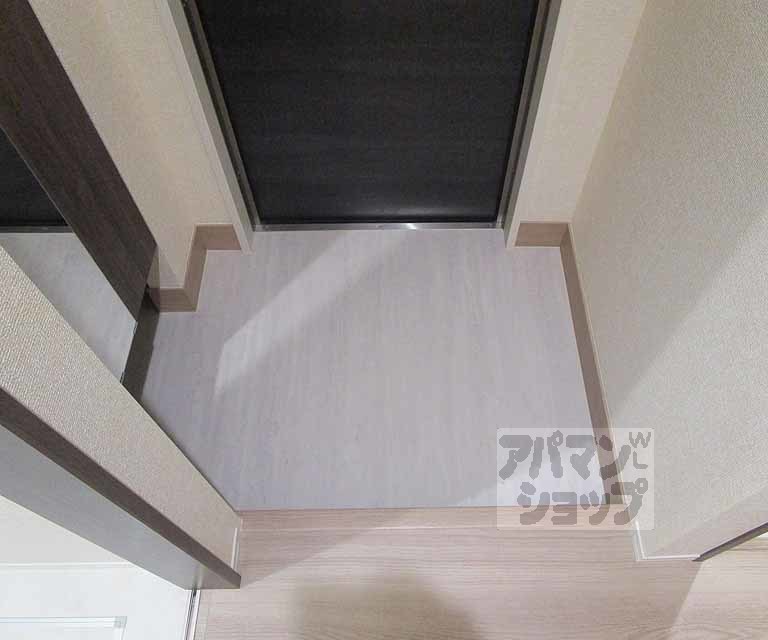 玄関　１０２号室の写真です。