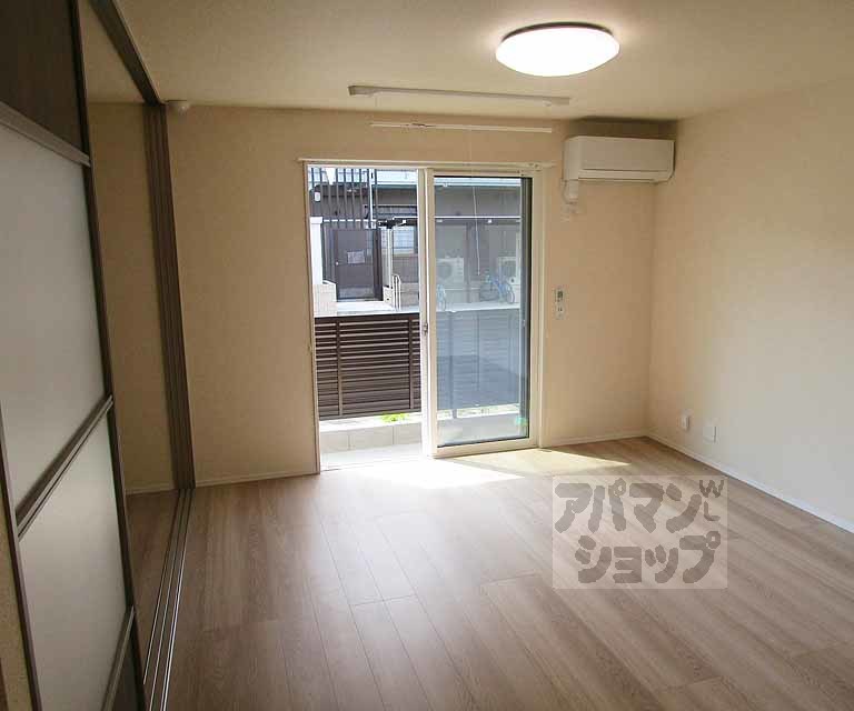 居室・リビング　１０２号室の写真です。