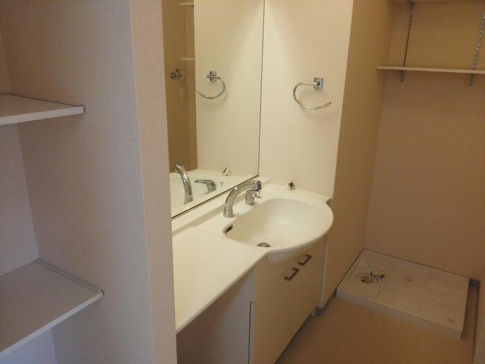 洗面設備　広めの洗面部分・シャワー付き洗面化粧台＆洗濯機置場あり♪