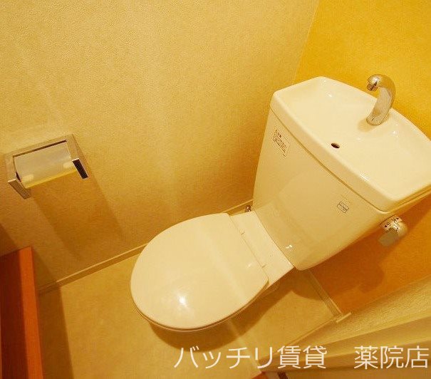 トイレ　別号室タイプの為、現状を優先致します。