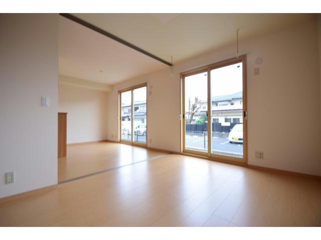 居室・リビング　仕切りを開けると一体空間に。