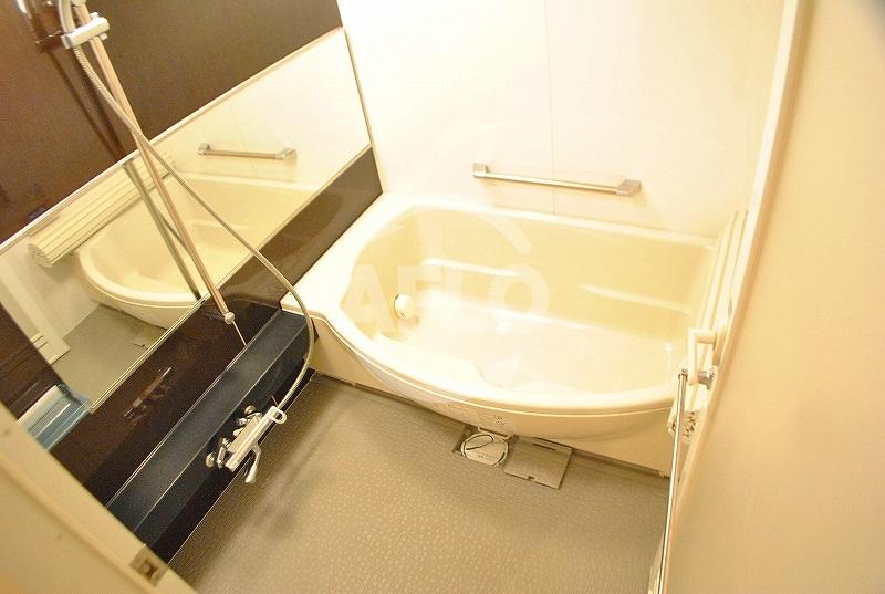 バス・シャワールーム　グレンパーク梅田北　広い清潔感のある浴室