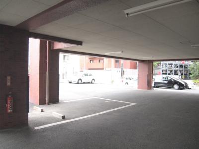 駐車場　駐車場があるので、車を買う予定の方も安心です