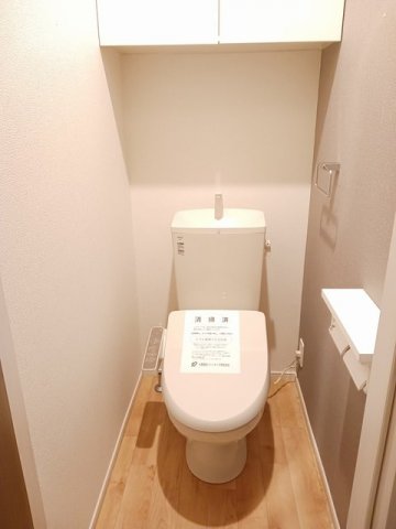 トイレ　落ち着いた色調のトイレです