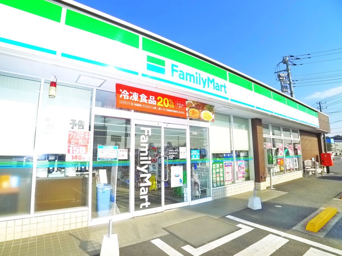 コンビニ　ファミリーマート（コンビニ）まで560m