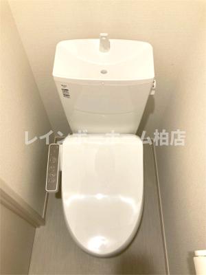 トイレ　落ち着いた色調のトイレです
