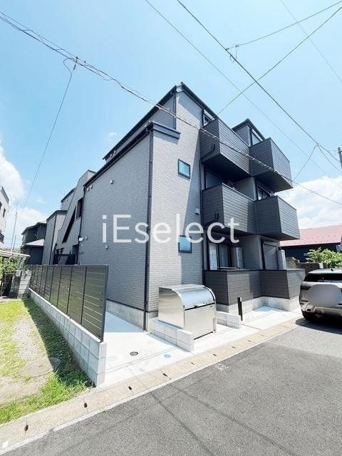 建物外観　周辺には商業施設も多いので生活しやすい場所にございます