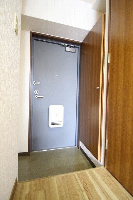 玄関　同物件別号室のものです。