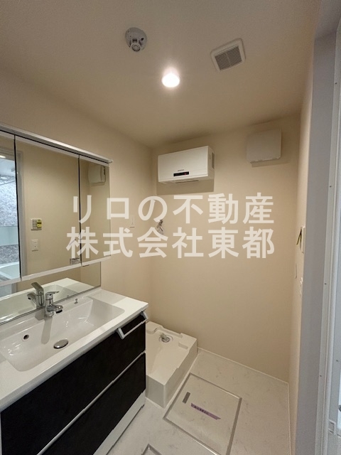 洗面設備　ワイドな鏡を備えた独立洗面台。収納も豊富です♪