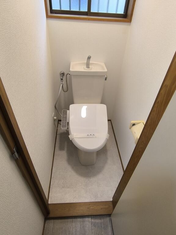 地下鉄西神・山手線 上沢駅 徒歩5分 1階建 築65年のトイレ写真